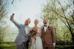 Glückliches Hochzeitspaar nach der freien Trauung mit Trauredner Marco Schenk