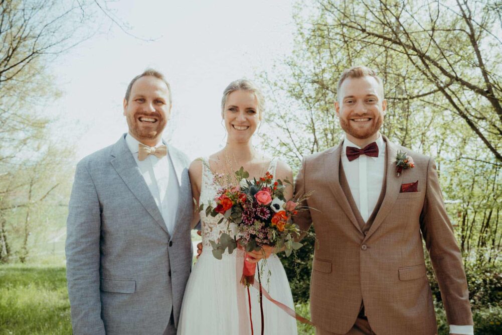 Glückliches Hochzeitspaar nach der freien Trauung mit Trauredner Marco Schenk