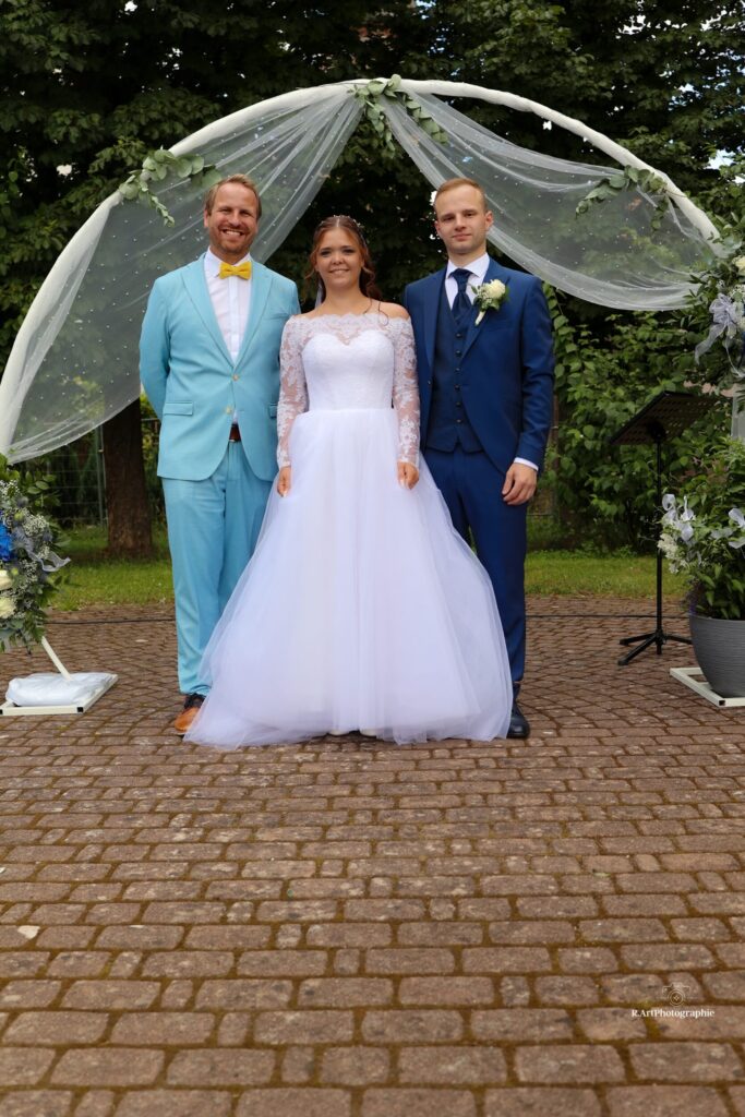 Glückliches Brautpaar nach der freien Trauung mit Trauredner Marco Schenk in der Pfalz.