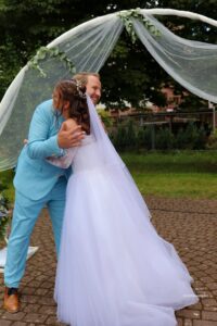 Glückliches Brautpaar nach der freien Trauung mit Trauredner Marco Schenk in der Pfalz.