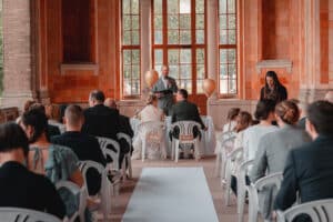 Paar während der freien Trauung mit Trauredner Marco Schenk in der Trinkhalle Baden-Baden.