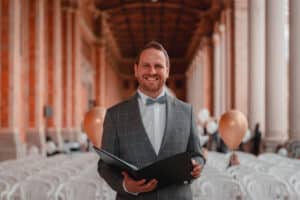 Trauredner Marco Schenk vor der freien Trauung in der Trinkhalle Baden-Baden.