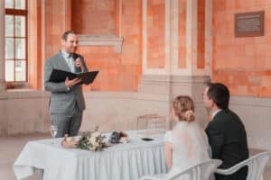 Während der freien Trauung mit Trauredner Marco Schenk in der Trinkhalle Baden-Baden.