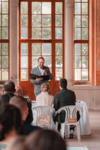 Während der freien Trauung mit Trauredner Marco Schenk in der Trinkhalle Baden-Baden.