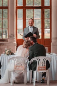 Paar während der freien Trauung mit Trauredner Marco Schenk in der Trinkhalle Baden-Baden.