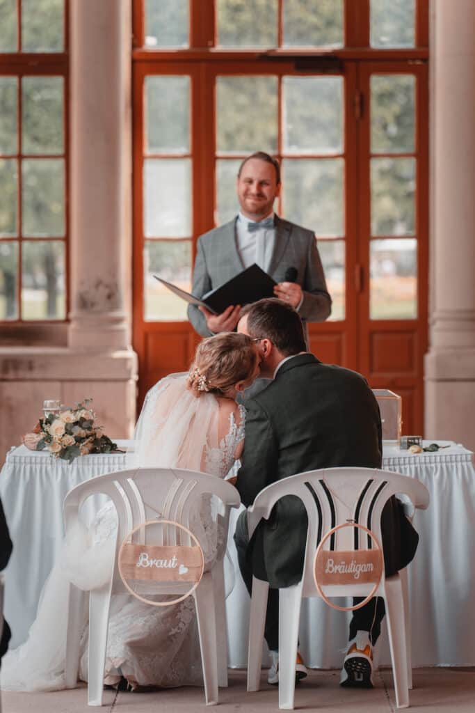 Paar während der freien Trauung mit Trauredner Marco Schenk in der Trinkhalle Baden-Baden.