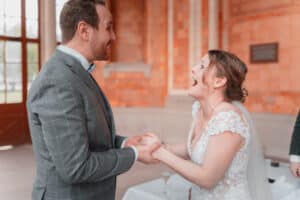 Glückliches Paar nach der freien Trauung mit Trauredner Marco Schenk in der Trinkhalle Baden-Baden.