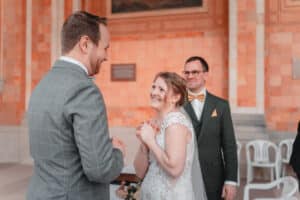 Glückliches Paar nach der freien Trauung mit Trauredner Marco Schenk in der Trinkhalle Baden-Baden.