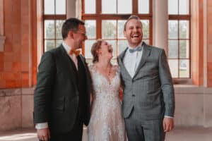 Glückliches Paar nach der freien Trauung mit Trauredner Marco Schenk in der Trinkhalle Baden-Baden.