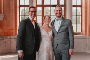 Glückliches Paar nach der freien Trauung mit Trauredner Marco Schenk in der Trinkhalle Baden-Baden.