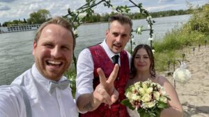 Paar nach der freien Trauung mit Trauredner Marco Schenk am Rhein bei Karlsruhe.