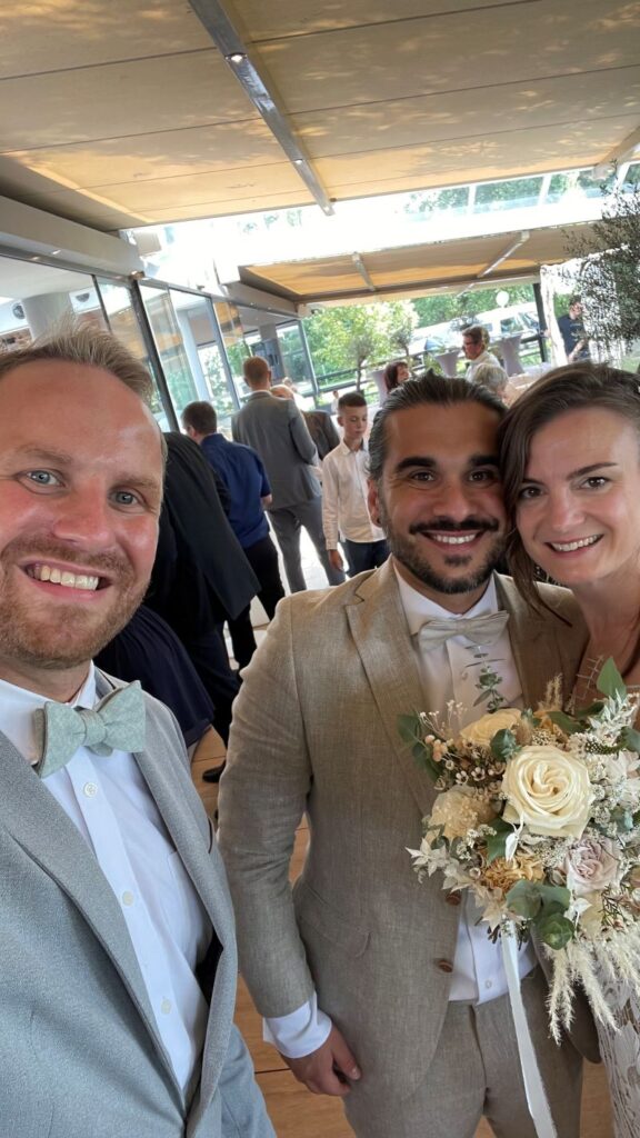 Glückliches Hochzeitspaar nach der freien Trauung mit Trauredner Marco Schenk